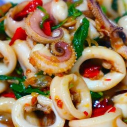 ข้าวหมึกผัดกระเพรา