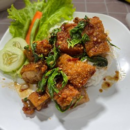 ข้าวกระเพราไก่กรอบพริกแห้ง