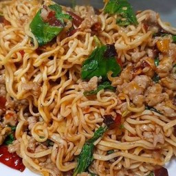 มาม่าผัดกระเพราหมูชิ้น