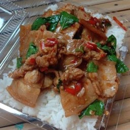 ข้าวหมูสามชั้นสไลด์ผัดกระเพราพริกแห้ง