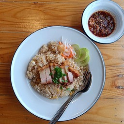 ข้าวผัดไข่หน้าหมูกรอบ