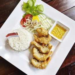 ข้าวปลากระพงทอดซอสน้ำปลา