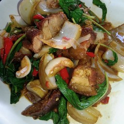 กะเพราหมูกรอบ