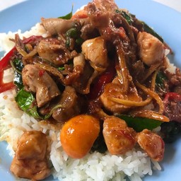 ข้าวราดผัดเผ็ดไก่ใส่พวงไข่อ่อน