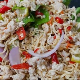 ยำมาม่าหมูสับ