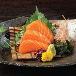 ปลาแซลมอนซาชิมิ