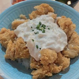 ข้าวหน้าไก่เกาหลีซอสมาโย ฟรีซุป+เครื่องเคียง