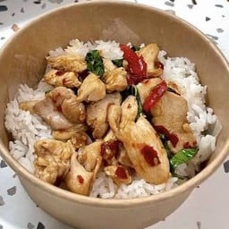 ข้าวกะเพราไก่(สะโพกติดหนัง)