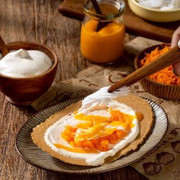 ขนมเบื้องไส้ฝอยทองซอสไข่เค็มมะพร้าวอ่อน