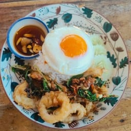 ข้าวกระเพราปลาหมึกชุปแป้งทอดฟรีไข่ดาว