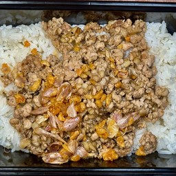 ข้าวหมูสับผัดกระเทียม