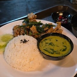 ข้าวไก่กรอบแกงเขียวหวาน
