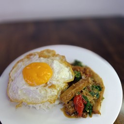 กระเพราหมูทอด แถมฟรี!ไข่ดาว