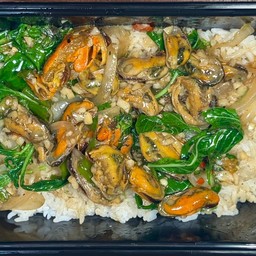 ข้าวหอยแมลงภู่ผัดใบโหระพา