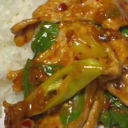ข้าว ราดหมูผัดพริกเผาโหระพา