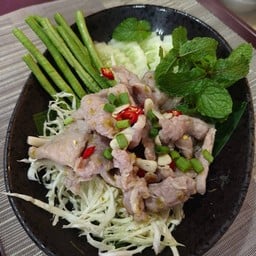 ยำหมูมะนาว