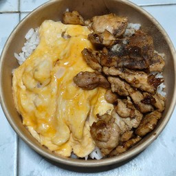 ข้าวไข่ข้นไก่กระเทียม