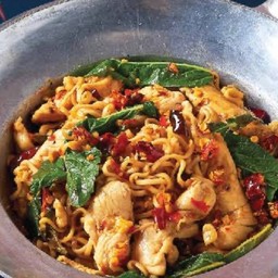 มาม่าผัดกะเพราไก่