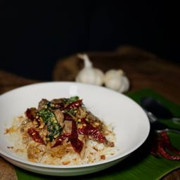 Angry ข้าวกะเพราเนื้อผัดพริกแห้ง