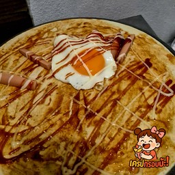 เครปซอสไก่เผ็ดคูณสอง ไส้กรอก ไข่ดาว ซอสมะเขือเทศ มายองเนส