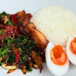 กระเพราหมูสามชั้นทอดกระเทียม
