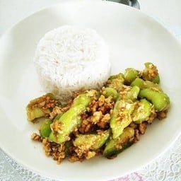 ข้าวราดผัดแตงกวา (เลือกเนื้อสัตว์ได้)