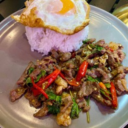 ข้าวกระเพราเนื้อชิ้น 90's