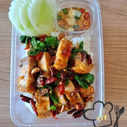 ข้าวผัดกะเพราหมูกรอบ