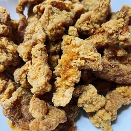 หนังไก่ทอดคลุกซอสหรือผงเขย่า