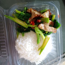 คะน้าหมูกรอบ