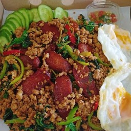ข้าวกระเพราหมูสับกุนเชียงถาด ไข่ดาว