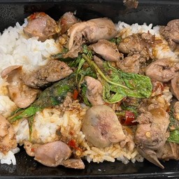 กะเพราเครื่องในไก่ราดข้าว