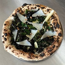 Roasted kale pizza