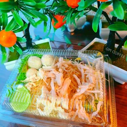 เส้นหมี่คลุกไก่ฉีกลูกชิ้น