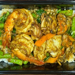 ข้าวทะเลผัดพริกแกง