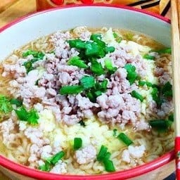 มาม่าทรงเครื่อง(ไข่ หมูสับ ปูอัด ไส้กรอก)