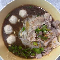ร้านก๋วยเตี๋ยวลูกชิ้นแชมป์หน้าวังไกลกังวล