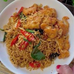 มาม่าผัดกะเพราไก่กรอบ