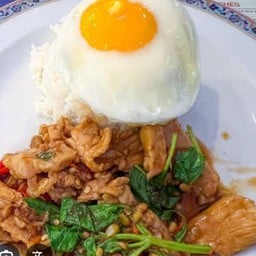 ข้าวกะเพราหมูชิ้นไข่ดาว