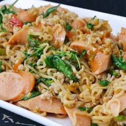 มาม่าผัดกะเพราไส้กรอก