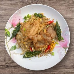 เส้นหมี่ ผัดขี้เมา หมู ไก่