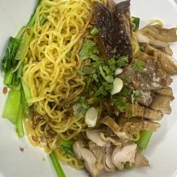 ก๋วยเตี๋ยวแห้งไก่ย่างลูกชิ้น