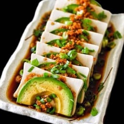 อะโวคาโด้เต้าหู้ซอสพริก