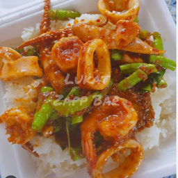 ข้าวผัดพริกแกงทะเลใส่ถั่ว