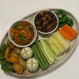 น้ำพริกลงเรือ (ชุดผักเคียง, ปลาสลิดทอด และหมูหวาน)