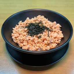 ข้าวหน้าแซลมอนผัด