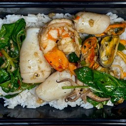 ข้าวทะเลผัดใบโหระพา