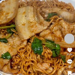 มาม่าผัดกะเพราหมูสามชั้นสไลด์