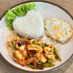 ผัดพริกแกงทะเลราดข้าว+ไข่ดาว
