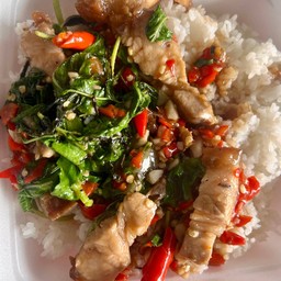 กะเพราหมูกรอบ